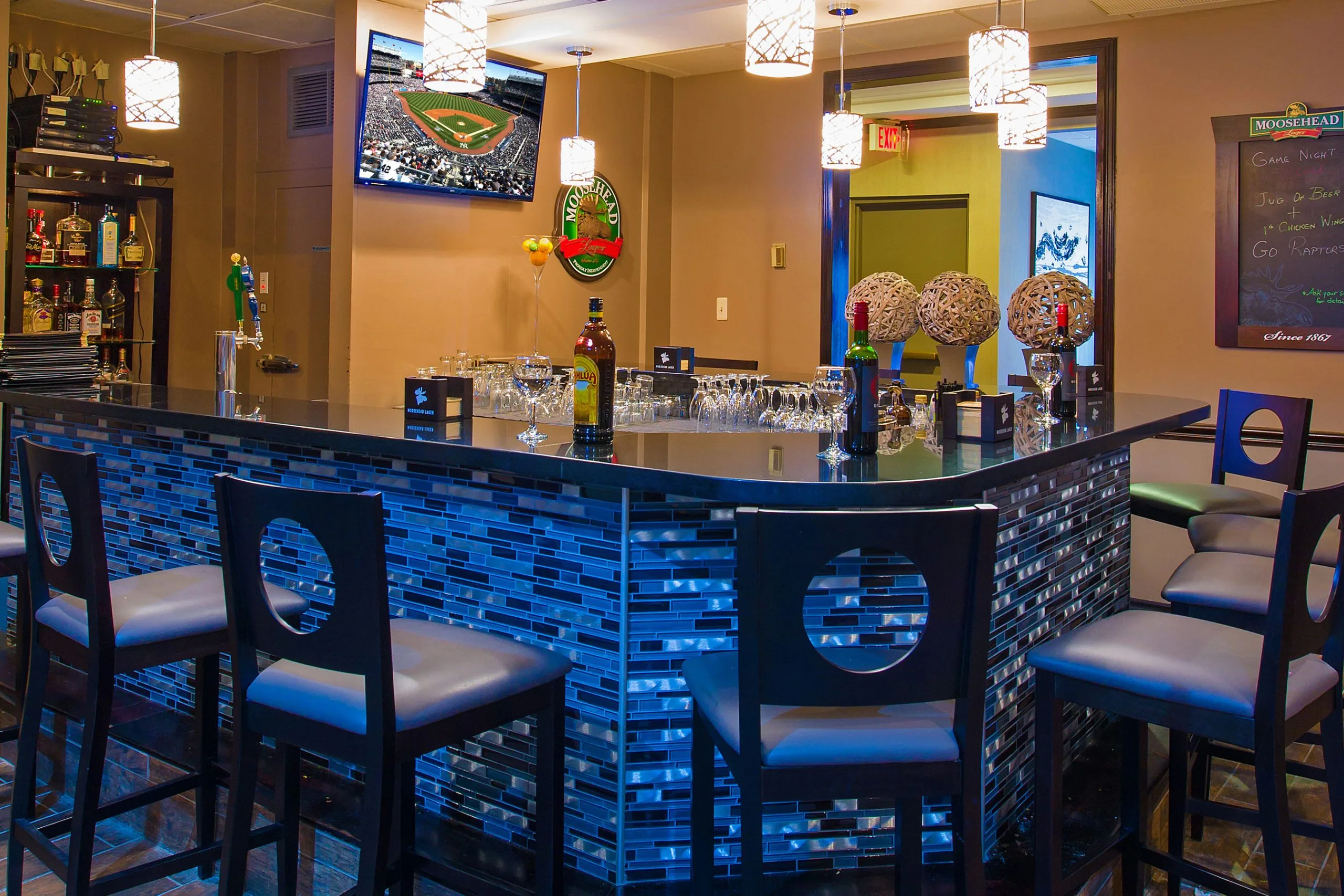 Toronto airport hotel restaurant bar area